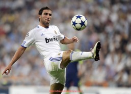 看球通-东契奇与波尔津吉斯的搭档在2022年雄鹿对决中展现哪些协同效应